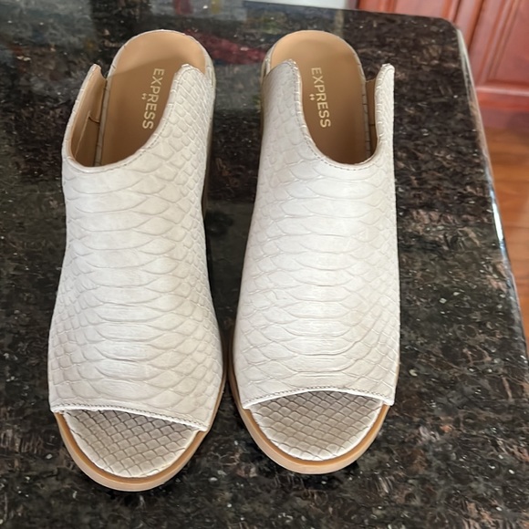 Excellent condition Express slip on shoes! - Picture 2 of 6